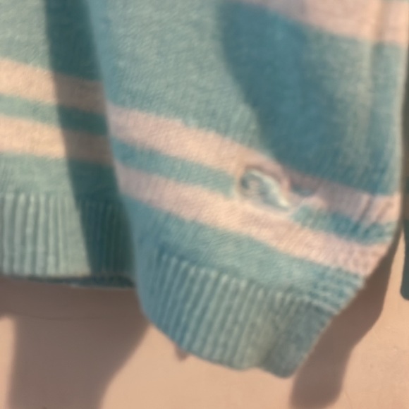 3/$20❤️ 🐳 Vineyard Vines sweater 🐳 - Picture 4 of 4